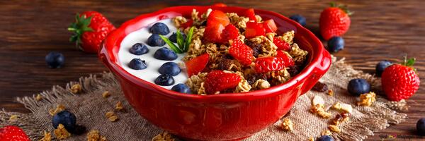 Tazón con frutos rojos y cereales